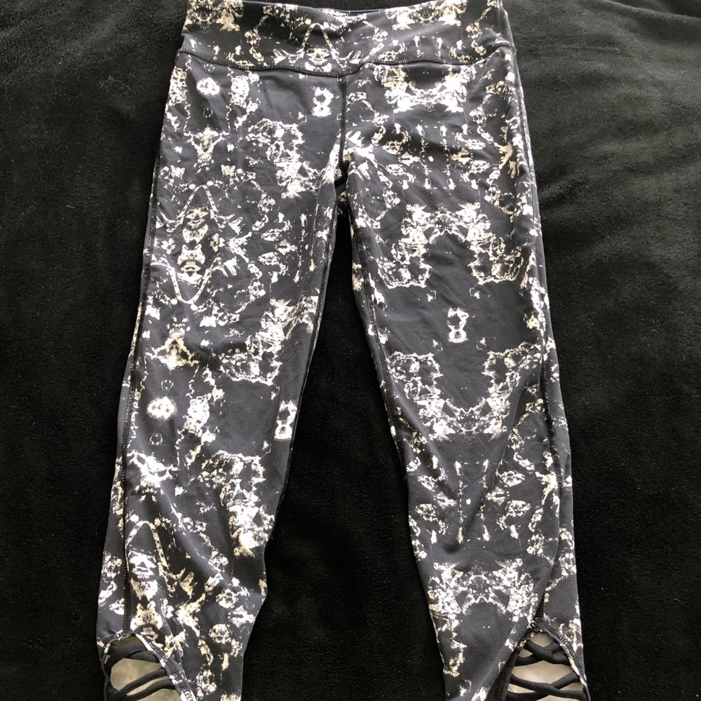 Black and white cropped Mono B leggings